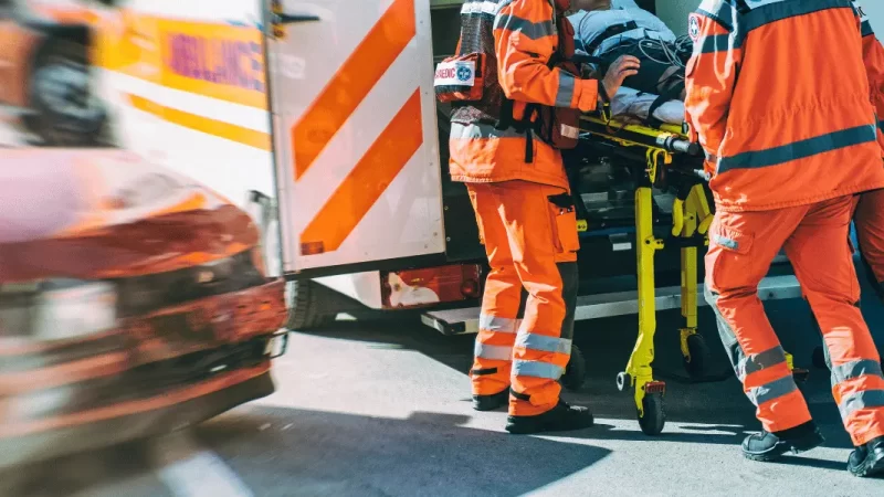 acidente que causou um possível trauma na coluna vertebral 