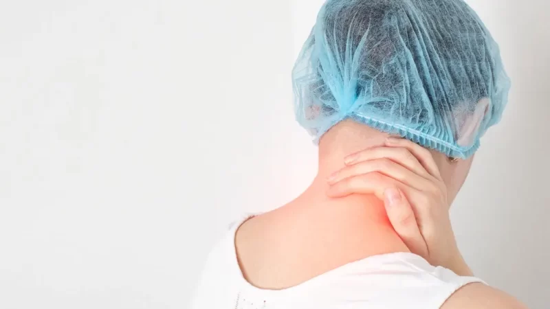 mulher com dor na coluna cervical devido a uma hérnia de disco