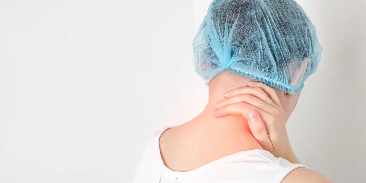 mulher com dor na coluna cervical devido a uma hérnia de disco