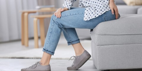 Mulher com dor no nervo ciático.